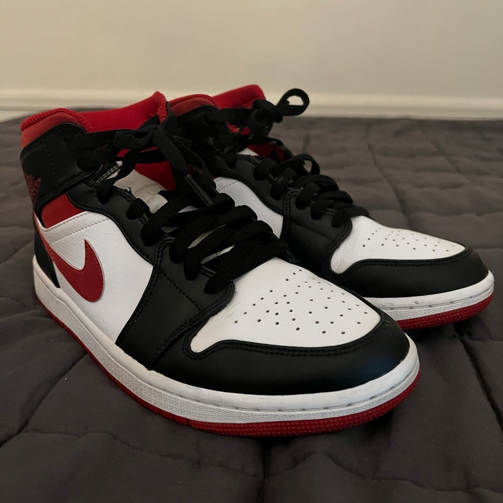 Jordan 1 Mid
Gym Red Black White